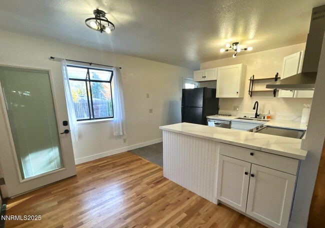 Photo - 640 James Ln