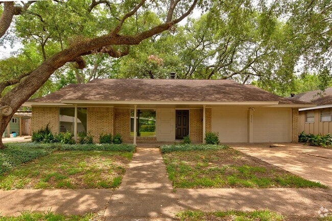 Building Photo - 8826 Robindell Dr Rental