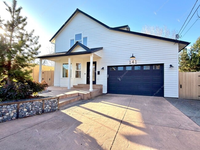 Photo - Find a piece of serenity in Historic Old Bend! (Unfurnished)