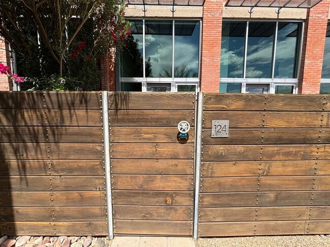 Photo - 1001 E 17th St