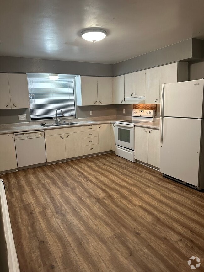 Building Photo - 3 Bed/1 Bath - Heat included! Unit 1 Rental