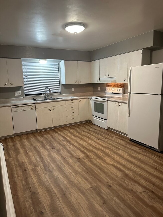 Building Photo - 3 Bed/1 Bath - Heat included! Unit 1 Rental