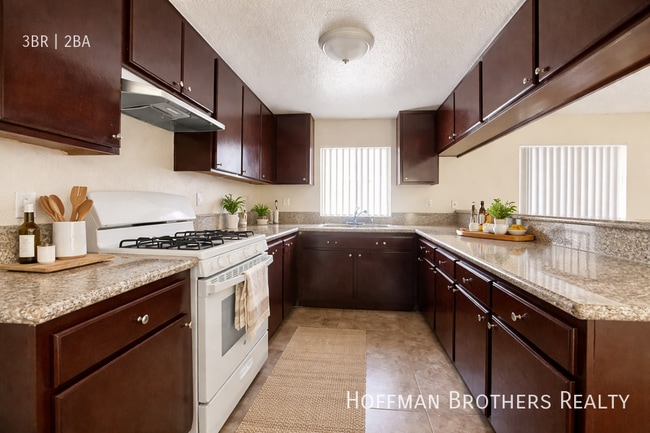 Photo - 8926 Burnet Ave Unidad 110