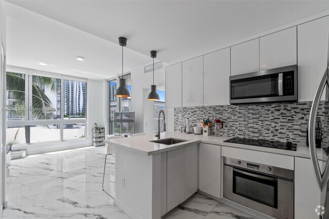 Building Photo - 300 S Biscayne Blvd Unit T-1411 Rental