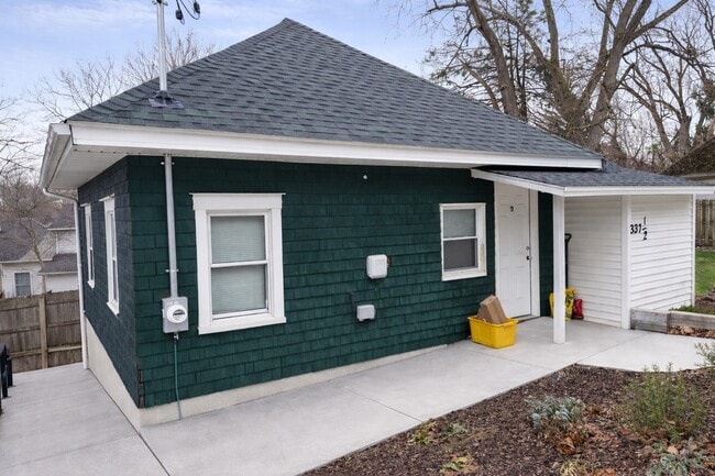 Building Photo - 337 1/2 Riverside Dr Unit E