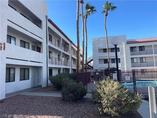 Building Photo - 1361 E University Ave. Unit 105