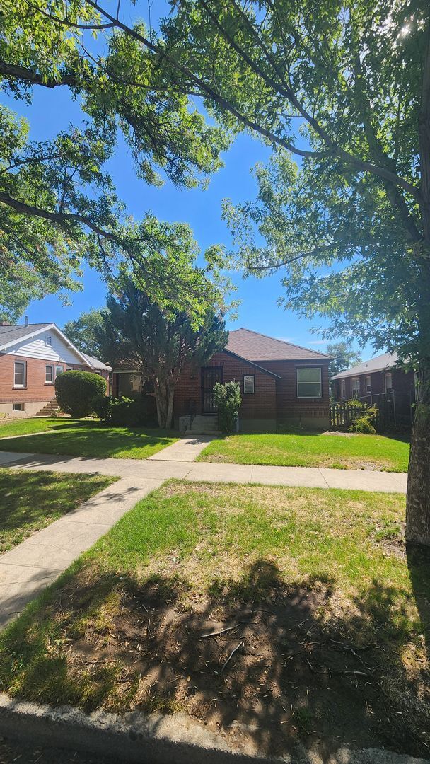 Building Photo - Charming Brick Home!