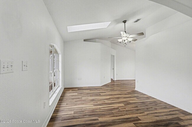 Photo - 998 Haas Ave NE