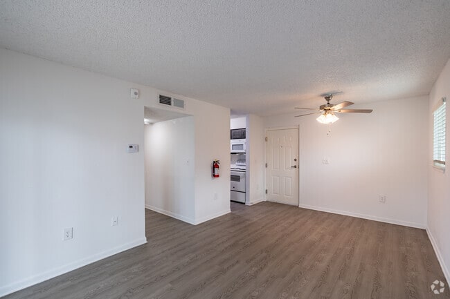 1BR, 1BA - 750SF - Living Room - Cutler Vista