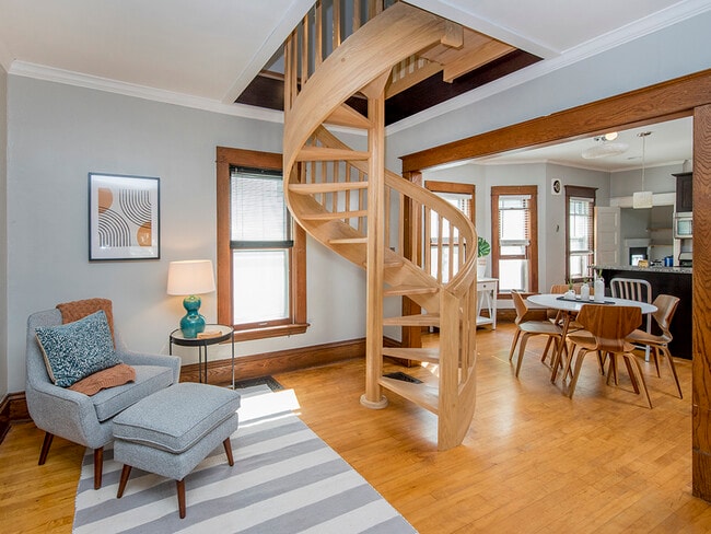 Photo - 961 18th Ave SE