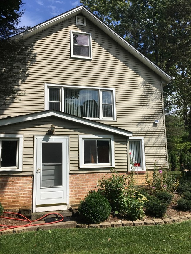 Building Photo - 2123 Hillside Ter Unit 2