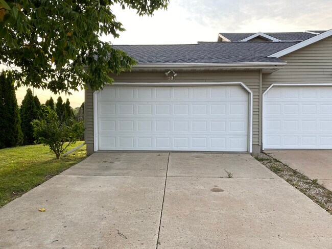 2 Car Garage - 527 Trail Side Dr Apartment Unit 527
