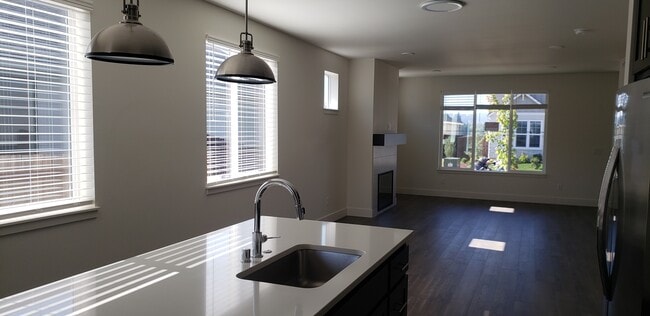 Photo - 702 Pagget Ave