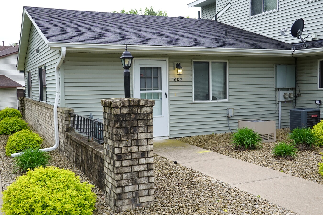 Photo - 1682 Helena Rd N