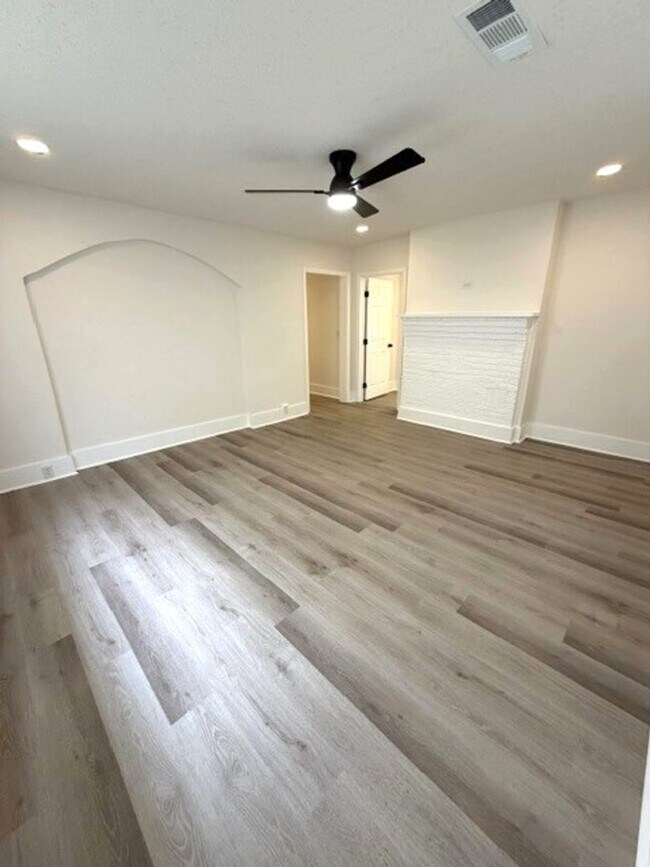 Photo - 3 minutes from campus! 4 bedroom 2 bath house available now!