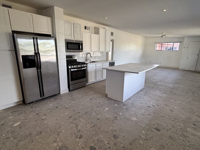 Photo - 519 W 16th St