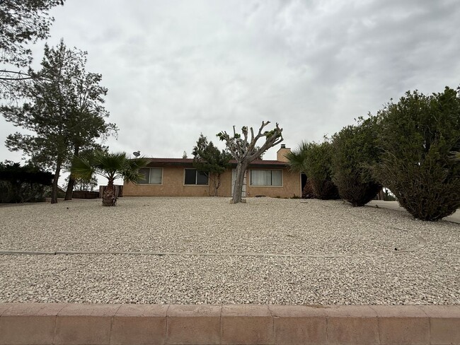 Building Photo - Victorville - 3 Bedrooms, 2 Bathrooms, New Paint, New Blinds, Tile Floors