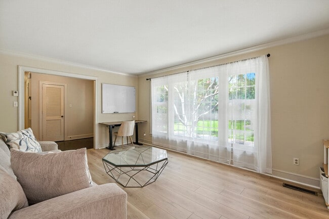 Building Photo - 1421 Lynn Rd