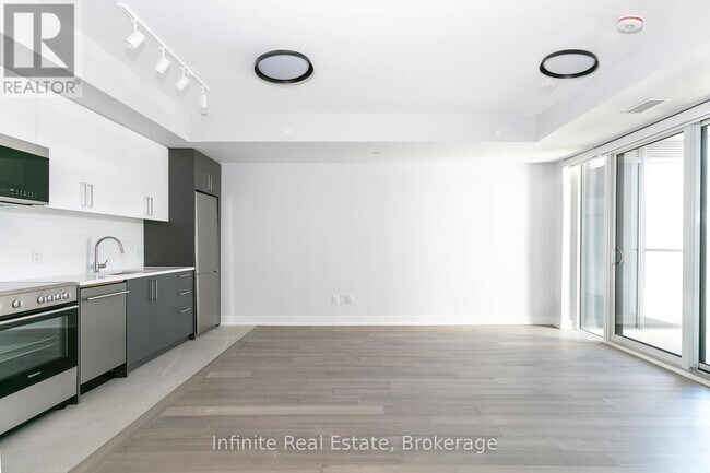 Photo - 664 Spadina Ave. Unit 301