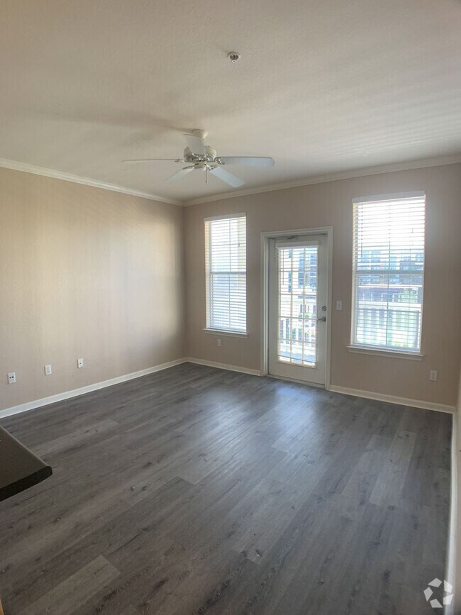 Building Photo - Great 1/1 Condo unit with city view