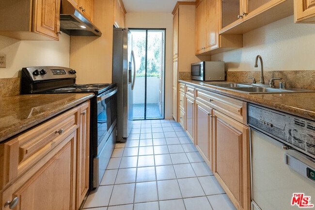 Building Photo - 5330 Zelzah Ave Unit 4 Rental
