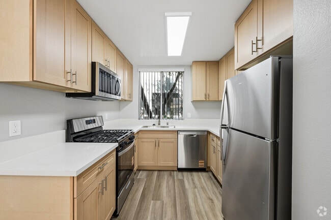 2BR, 2BA - 884SF - Kitchen