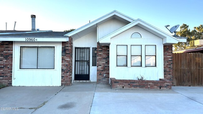 Building Photo - 10960 Delafield Dr