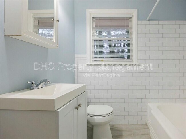 Photo - 161 Larose Cir SE