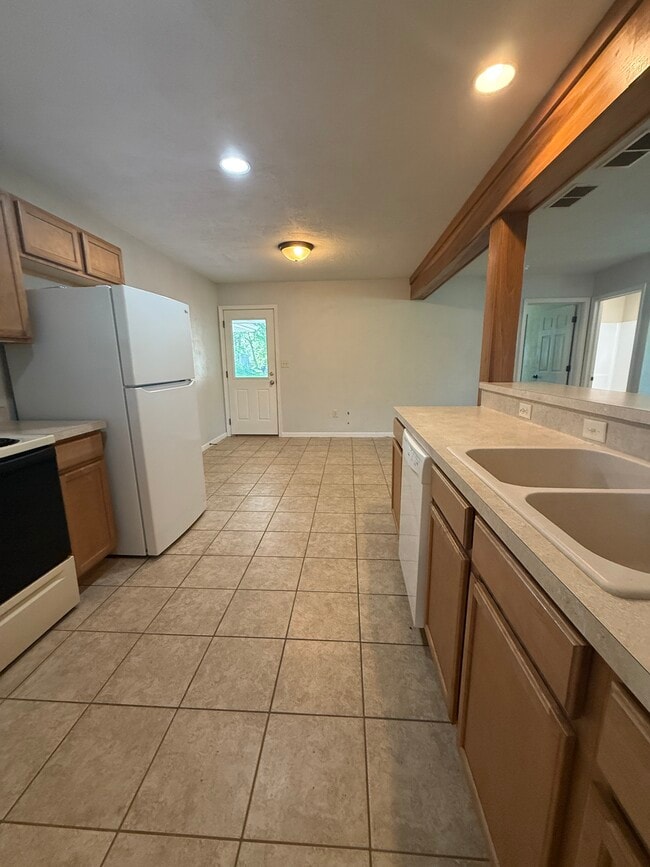 Photo - 527 W Harper St