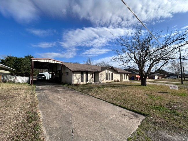 Photo - 902 Walnut St