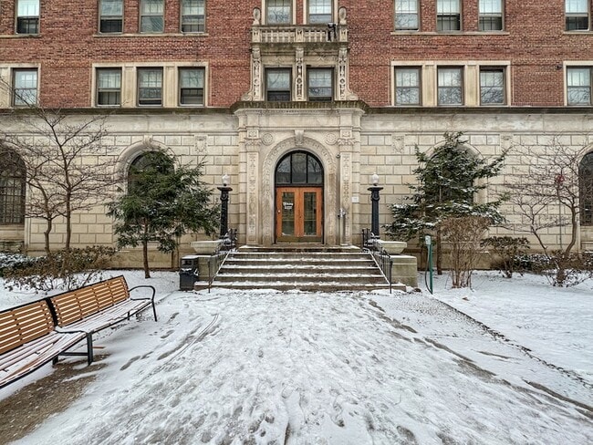 Building Photo - 5540 S Hyde Park Blvd Unit 725