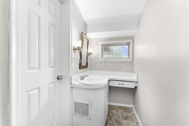 Photo - 812 Riverbank St
