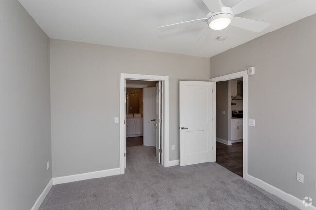 1BR, 1.5BA - 950 SF - The Railyard at Midtown