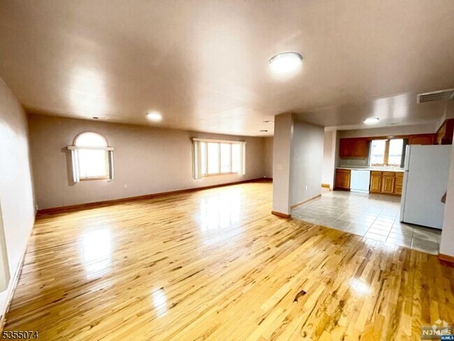 Building Photo - 229 Lake Ave Rental