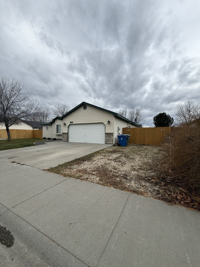 Photo - 443 NW Sandpiper Ave