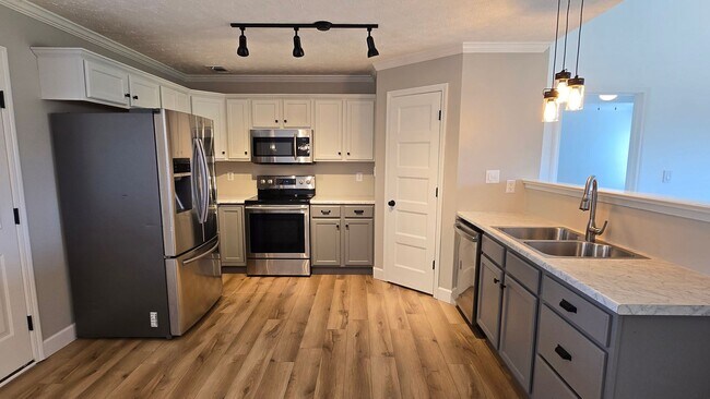 Photo - Beautiful home just minutes to Medina Middle School with Lawn care included