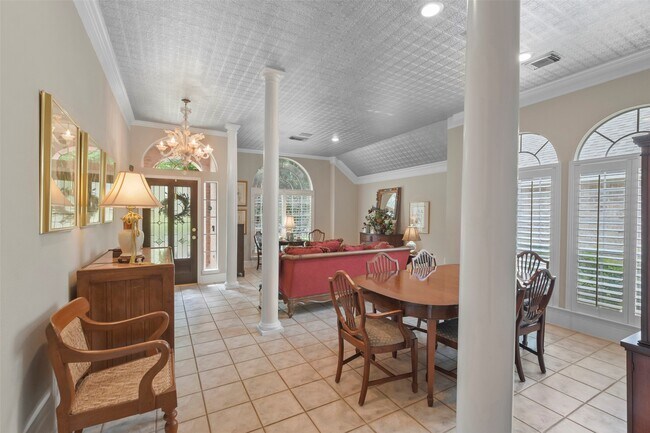 Photo - 18 Pinery Ridge Pl