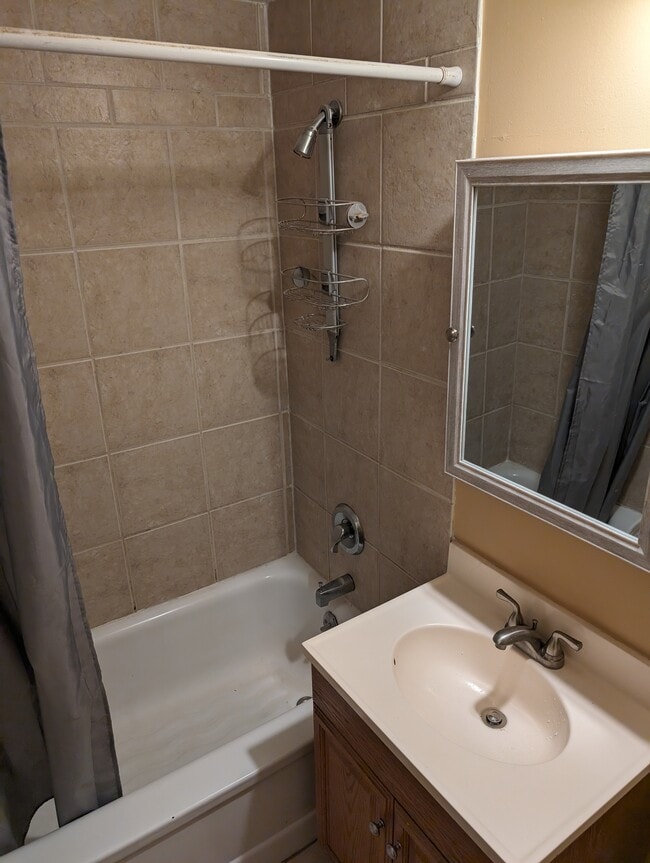 bathroom - 3536 Interlake Ave N