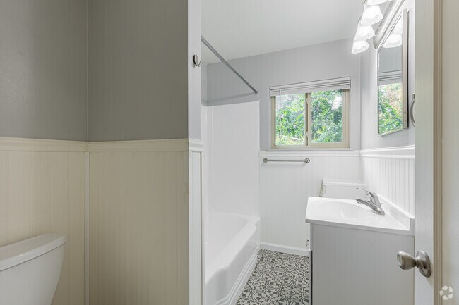 1BR, 1BA - 500SF - Bathroom