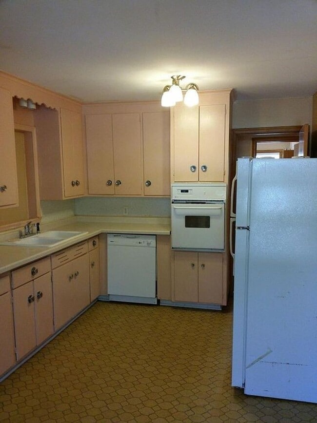 Building Photo - Spacious 4bd - 2 bth / 1,548 Sq Rental