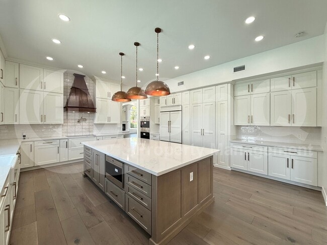 1523 E Treasure Cove Dr