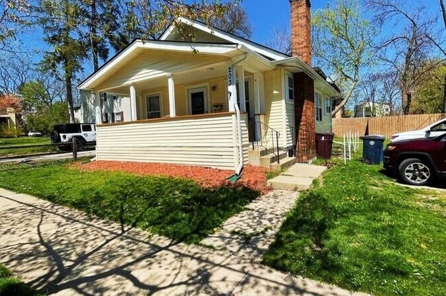 Building Photo - 203 E Davis Ave