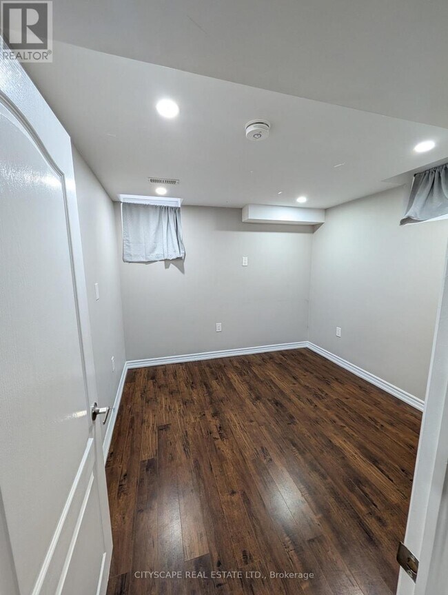 Photo - 90 Maddybeth Crescent