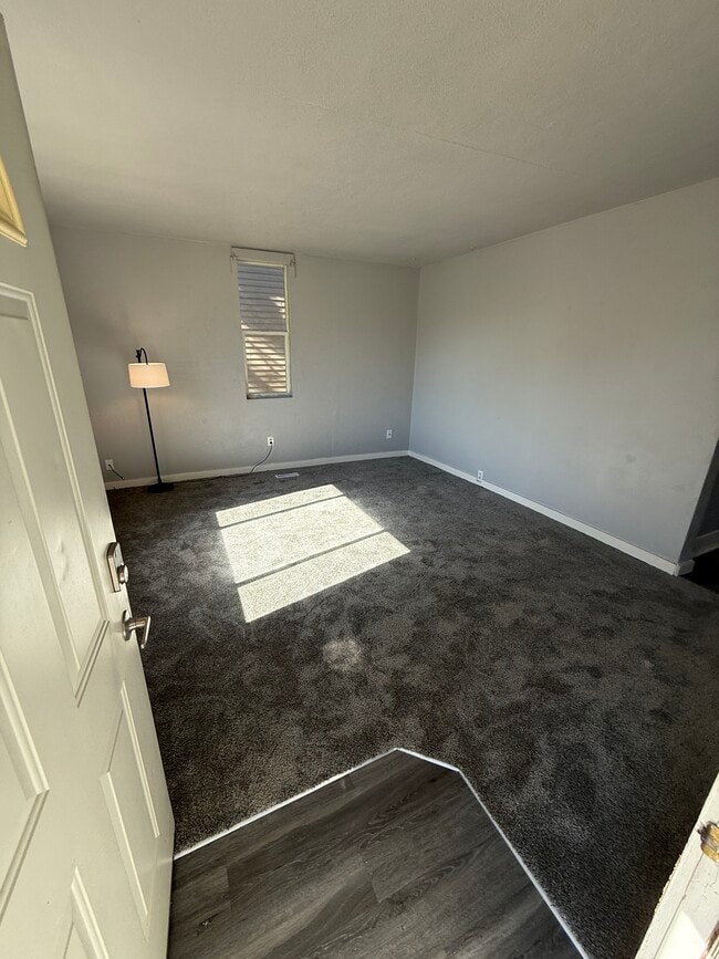 Sala de estar - 1504 W Dean Ave Casa Adosada