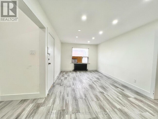 Photo - 15 Stavebank Rd S Unit 4