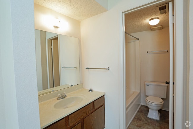 1 cama Deluxe. Baño/tocador. - Briargreen Apartments