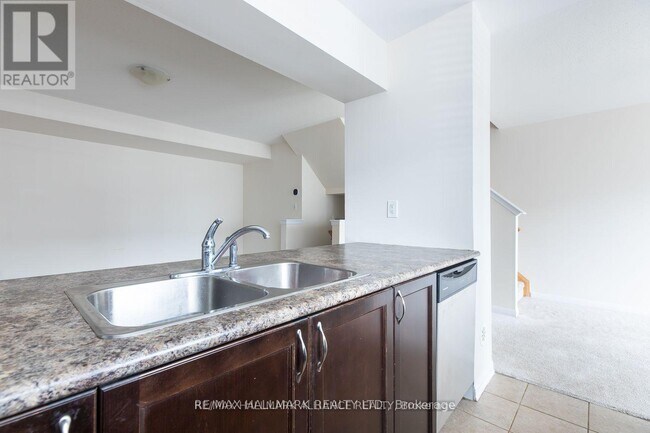 Photo - 142 Baycliffe Cres