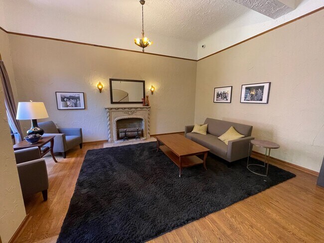 Photo - Queens Court Large Charming 1 Bedroom Available Now! Highly Desirable Queen Anne Location Unidad 209