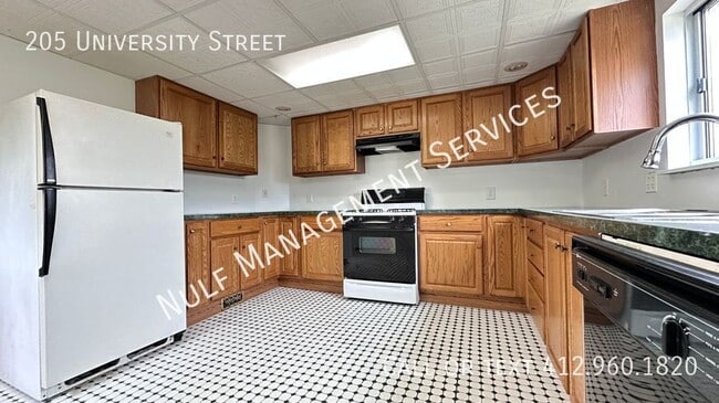 Photo - 205 University St