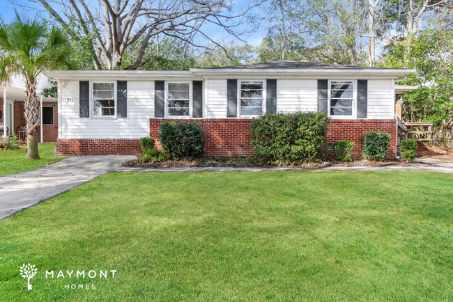 Building Photo - Comfortable Three-Bedroom Home